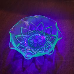 Vintage Hazel Atlas Green Uranium Glass 4.5" Berry Bowls Diamond Arches.
Pre-owned, perfect shape, no chips or cracks. It is 1.5" tall. diameter 
of t