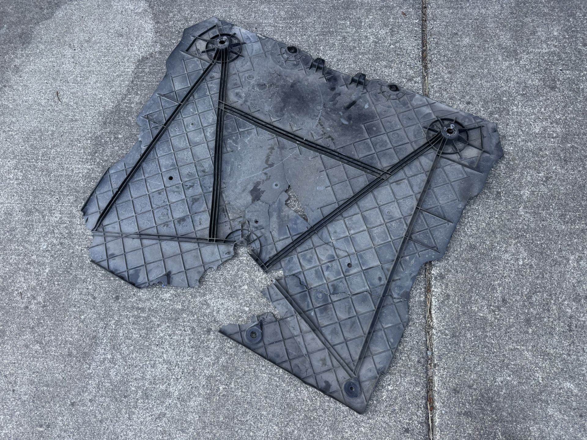 Tesla Model 3/Y Front Underbody Splash Shield Cover 1499151-00-C OEM