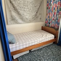 Vintage Solid wood Twin bedframe + mattress