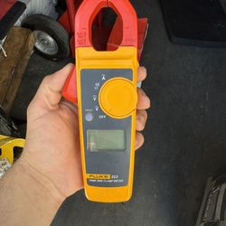 Fluke 323 Meter