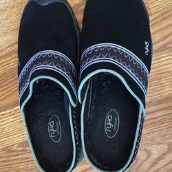 Women’s size 8.5 ryka black slides