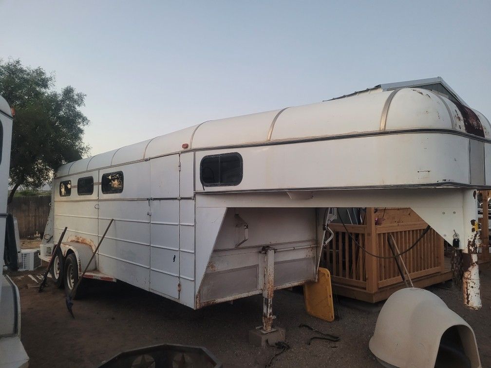 Huge GN Horse Trailer Needs TLC $6500 NW Tucson
