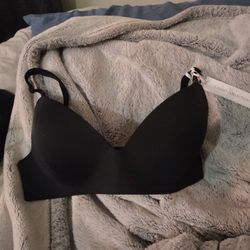 34D Victoria Secret bra