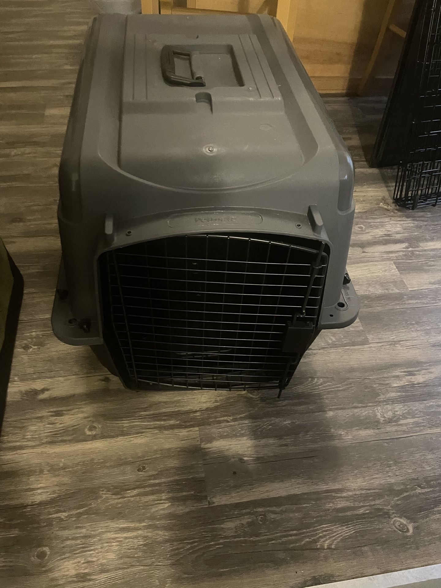 Pet porter/ dog kennel 