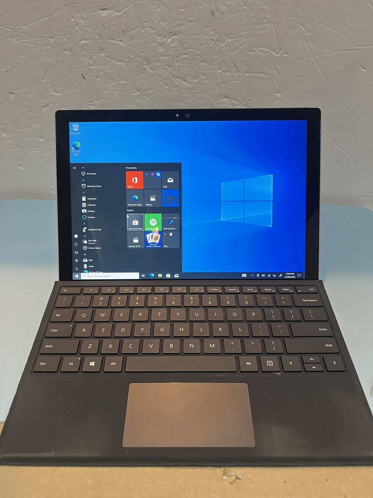 Microsoft Surface Pro 4 1724 I5-6300U @ 2.4GHz 256 8GB WIN10PRO Read The touch screen does not work on the top 1 inch of the screen. There is no pr