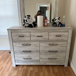 Dresser With Mirror 