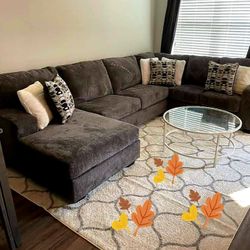Brand New 🔥🔥3-Piece Sectional with Chaise/ Attached back and loose seat cushions👍in Stock