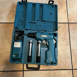 Makita 6011D Cordless Drill Driver, DC1290A Charger, 12V Batteries, Carry Case