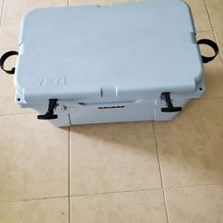 Yeti 45 with 2 hold cups Ocean Blue Color