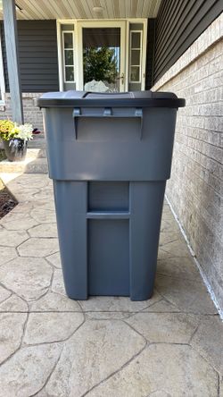 Rubbermaid 55 gal trash bin
