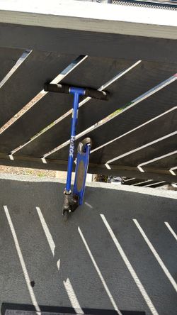 blue Razor S model kick scooter featuring a folding aluminum deck and handlebars