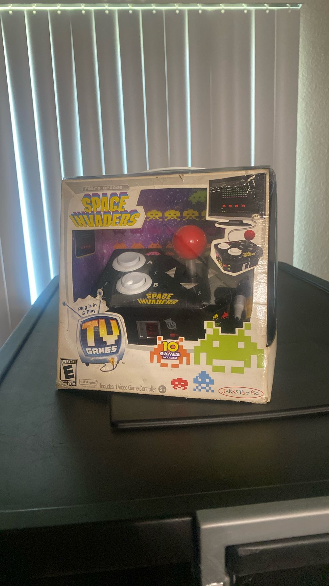 Retro Arcade Space Invaders Console Game 2011