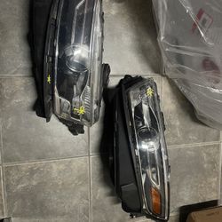 2016 Ford Taurus SEL AWD Headlights