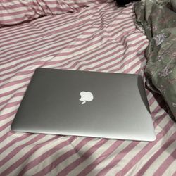 13 Inch MacBook Air 128 GB good As New!