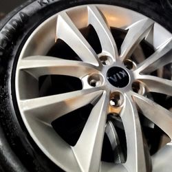 Wheel 17 5 Lugs 5x114.3  Like New  Kia