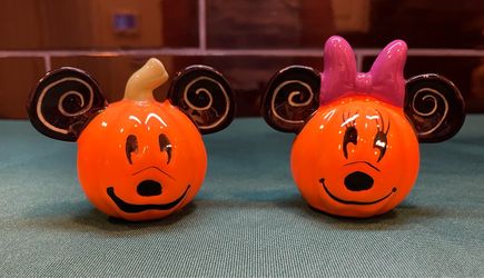 Adorable Disney Mickey and Minnie Jack O Lantern salt and pepper shakers