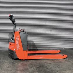 Electric Pallet Jack Toyota 7HBW23 4500 Lb
