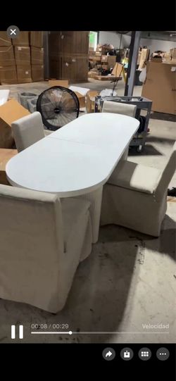 🟢 Extendable Dining Table with Set of 4  Dining Chairs.