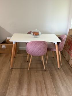 Table 4 seat and 4 chairs