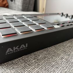 MPC Akai Professional live 1 