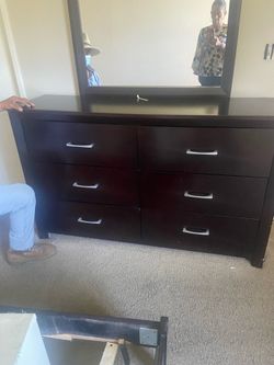 Beautiful dresser & matching queen bed frame w/ headboard