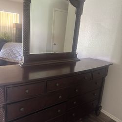 Dresser With Mirror 
