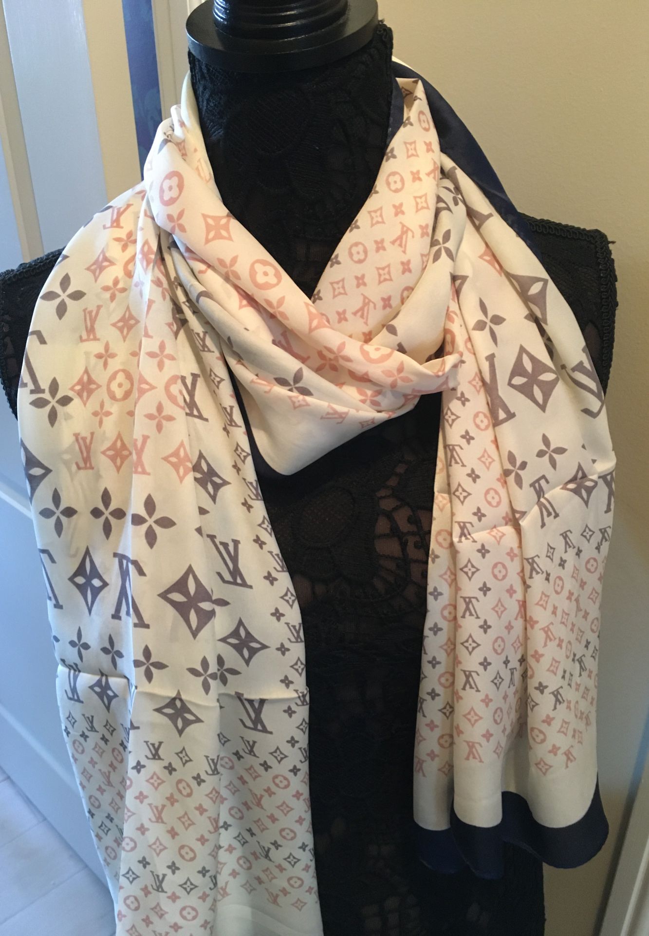 New authentic Louis Vuitton Paris giant pop monogram silk scarf