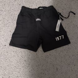 Essentials Shorts 