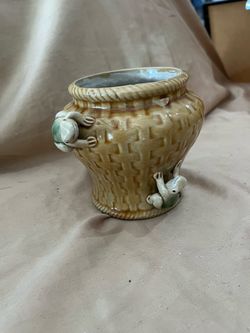Pot, 4.5” ceramic, glazed with frogs