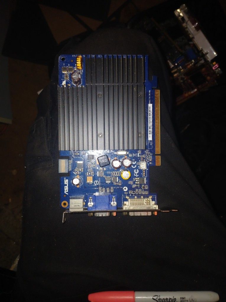 ASUS EN8500GT SILENT/HTD/Video Card