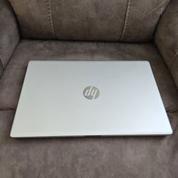 NEW CONDITION HP LAPTOP  BIG 17 INCH SCREEN 