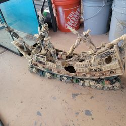 Pirate ship for fish tank