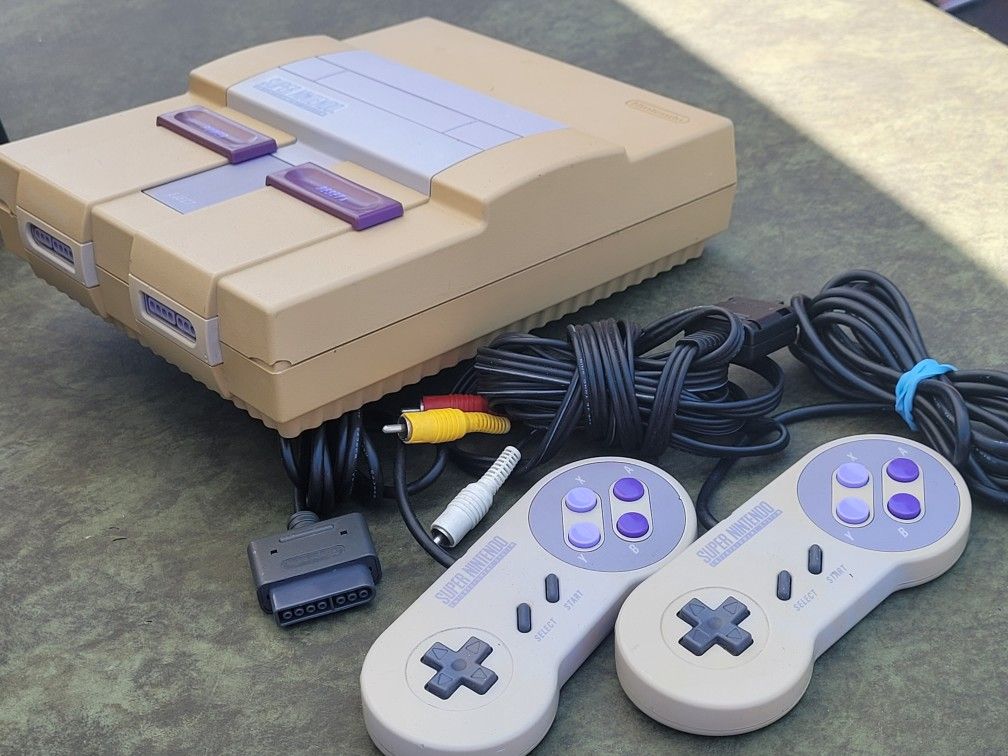 Super Nintendo CONSOLE WITH 2 CONTROLLERS WORKING