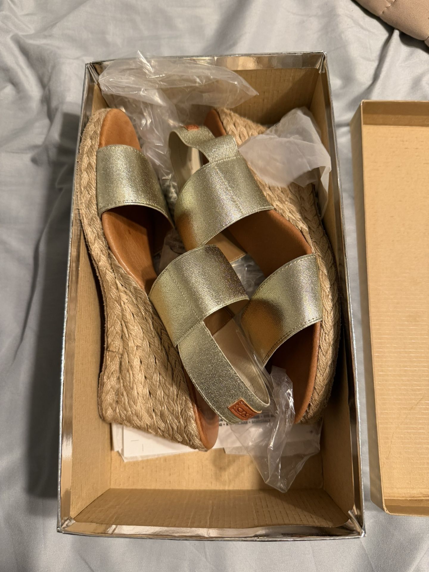 Andre Assous Allison Metallic Wedges
