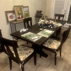 Expendable Dining Table With 4 Chairs In Good Condition , There Are Signs Of Wear And Tears