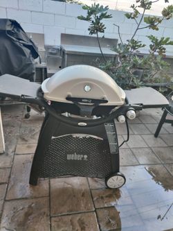 WEBER PROPANE BARBECUE GRILL  /$100 / PARILLA O ASADOR / NELLIS BLVD & CHEYENNE AVE 