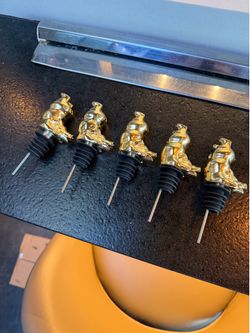 Whistle pig pour spouts