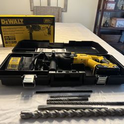 DeWalt Cordless Hammer Drill Kit With 5AH Battery And Charger