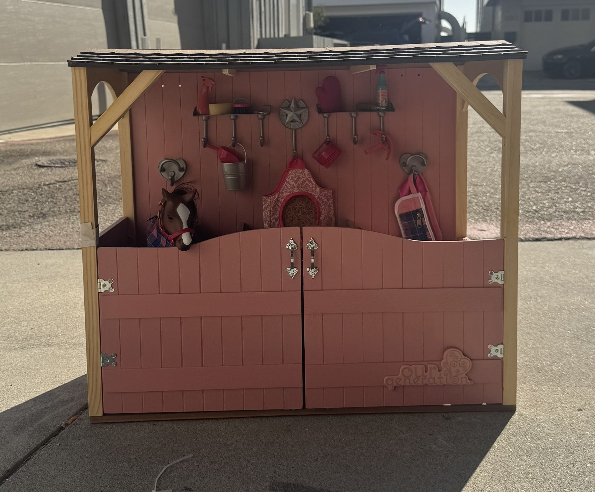 Our Generation Horse Barn Playset (Incudes Horse)