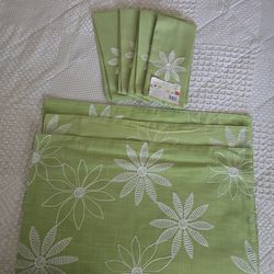 3 new place mats and 4 new matching napkins