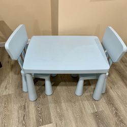 Kids furniture: Table with 2 chairs