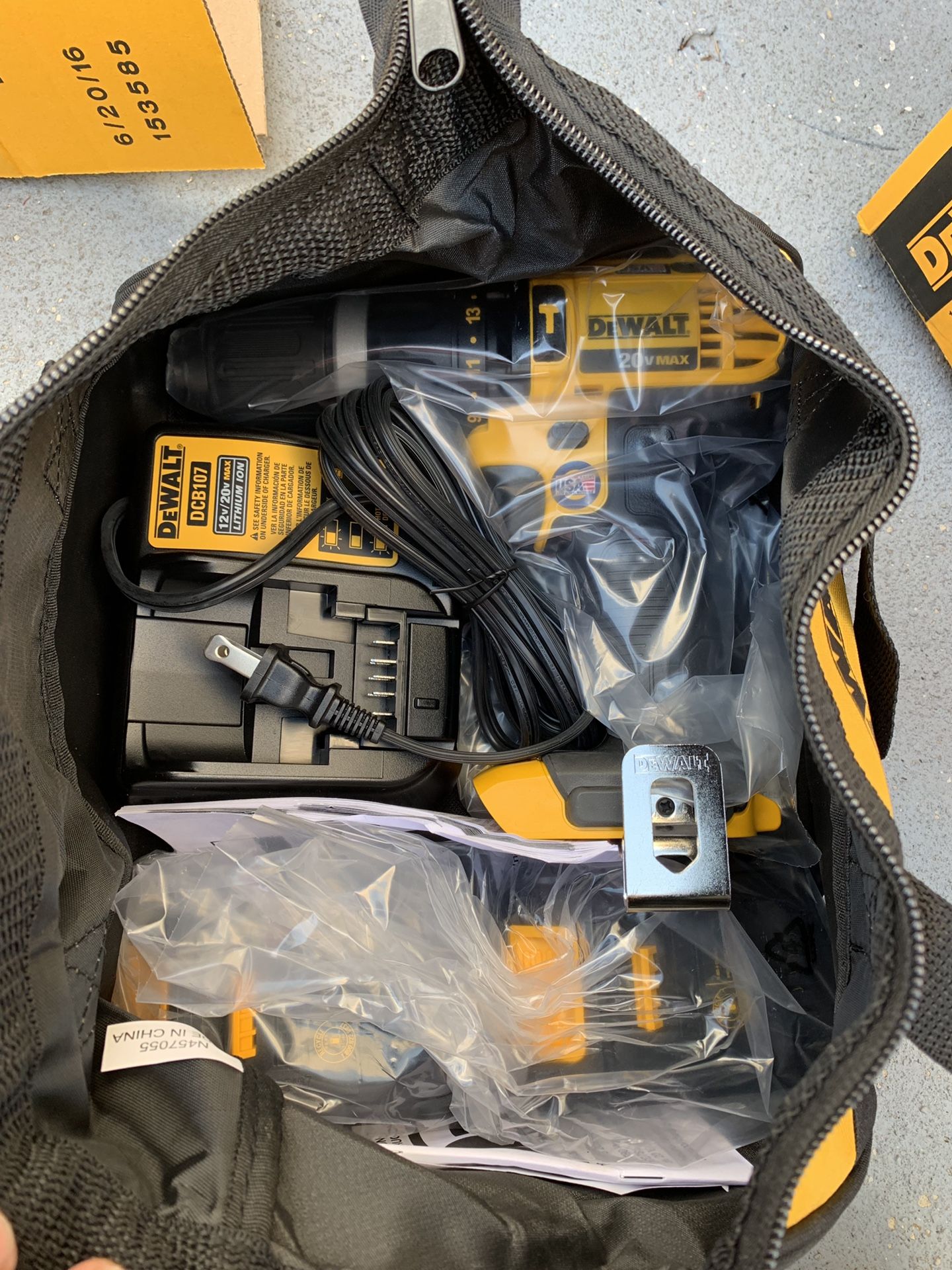 DEWALT 20-Volt MAX Lithium-Ion Cordless Compact Hammer Drill/Driver Kit with (2) Batteries 1.5Ah, Charger and Contractor Bag