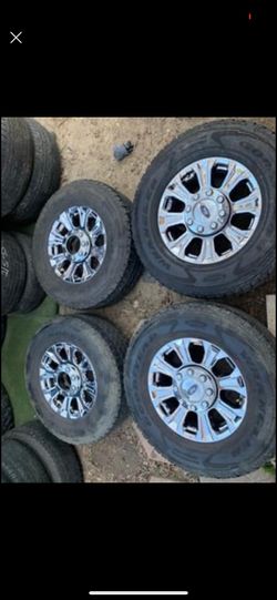 Ford F-250 factory wheels and tires
