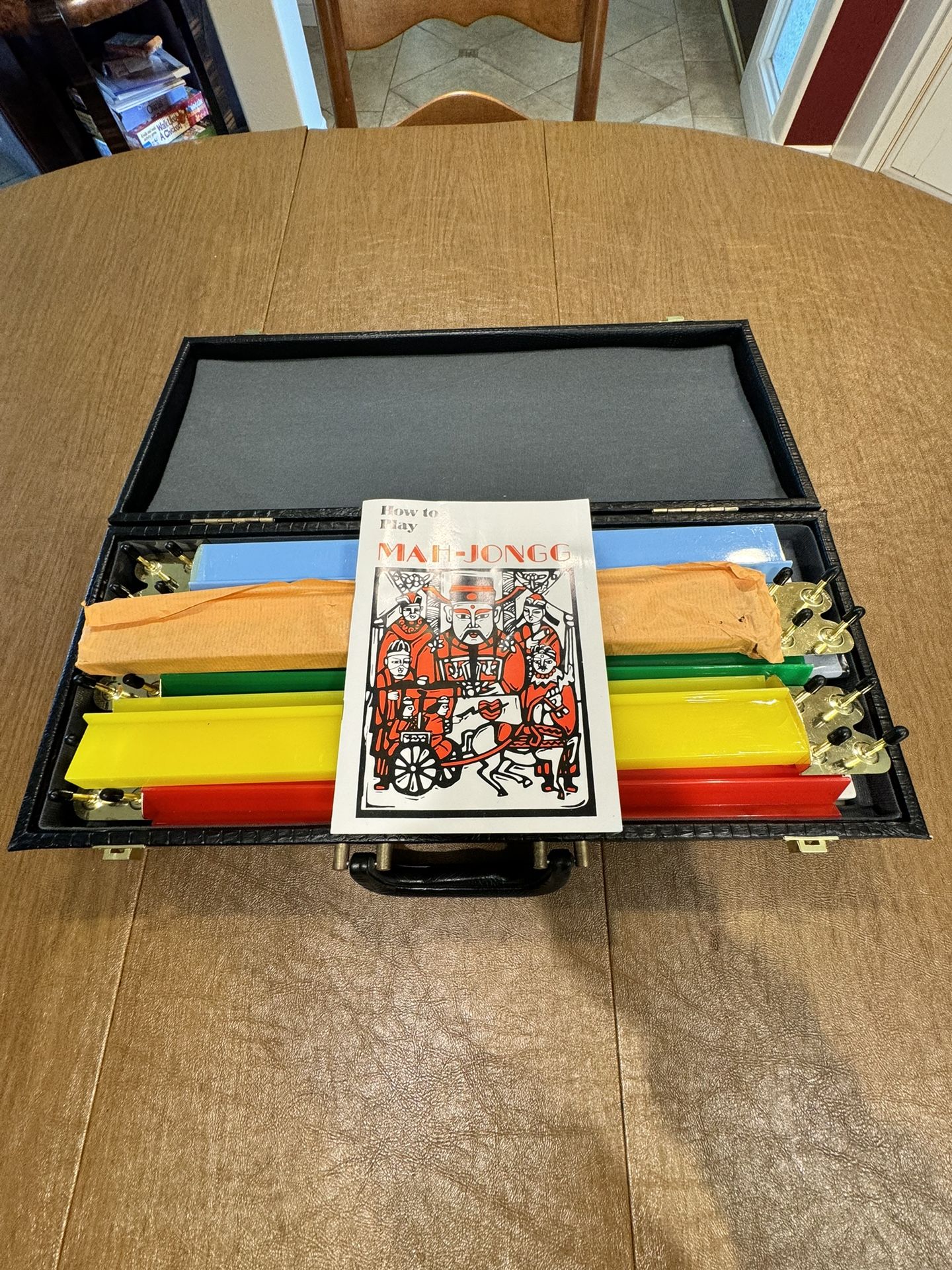 Beautiful Mah Jong Set 166 Tiles and 5 Racks with Professional Hard Case Plus! Excellent condition.