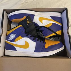 AIR JORDAN 1 MID DARK WHITE Color MAGIC 