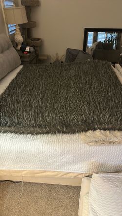 Member’s Mark Oversized Faux Fur Throw Blanket – Approx. 69” x 59”