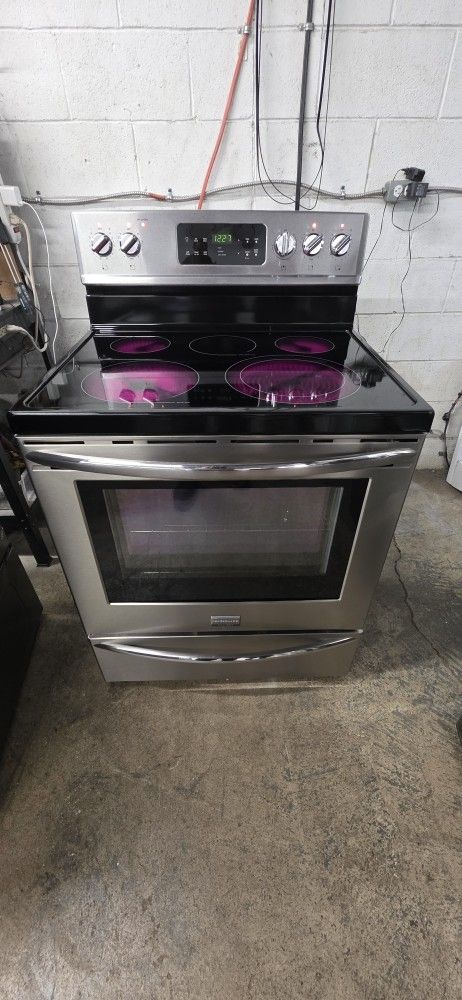FRIGIDAIRE ELECTRIC STOVE DELIVERY IS AVAILABLE 60 DAYS WARRANTY 