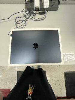 (79848) 2025 APPLE MACBOOK AIR 15”