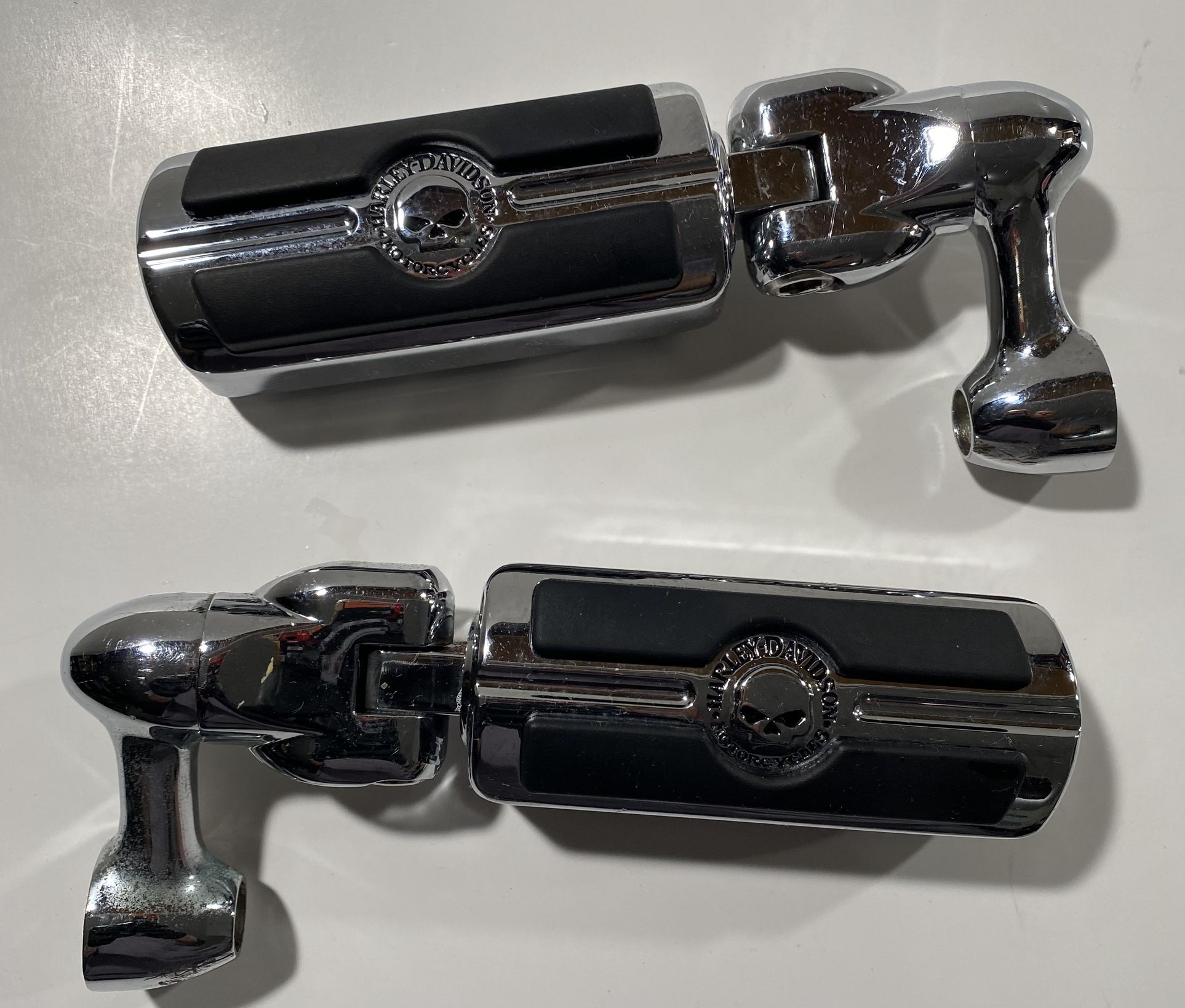 GENUINE HARLEY DAVIDSON WILLIE G HIGHWAY PEGS + ADJUSTABLE MOUNTS CHROME