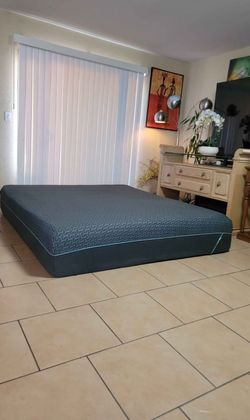 VERY NICE LIKE NEW CALIFORNIA KING SIZE TUFT AND NEEDLE MINT HYBRID MATTRESS FOR SALE! IN EXCELLENT CONDITION, FREE DELIVERY